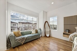 Smart TV, fireplace, video games - Prime World Cup Access • Sleeps 8 - 10 • New Luxury Build (Dallas)