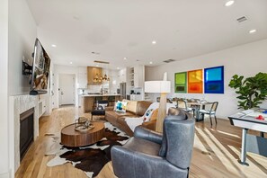 Smart TV, fireplace, video games - Prime World Cup Access • Sleeps 8 - 10 • New Luxury Build (Dallas)