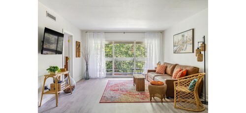 Wanderlust Bungalow on May - Downtown Adventure