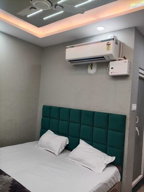Deluxe Room | Free WiFi - Apna Banaras Paying Guest House (Varanasi)