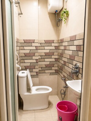 Deluxe Room | Bathroom | Free toiletries, towels, soap, toilet paper - Apna Banaras Paying Guest House (Varanasi)