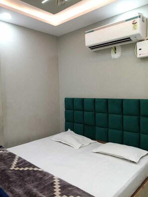Deluxe Room | Free WiFi - Apna Banaras Paying Guest House (Varanasi)