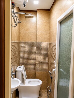 Deluxe-Zimmer | Badezimmer | Kostenlose Toilettenartikel, Handtücher, Seife, Toilettenpapier