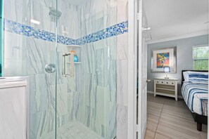 Douche, sèche-cheveux, serviettes fournies, shampoing