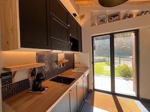 Kühlschrank, Geschirrspüler, Toaster, Kochgeschirr/Geschirr/Besteck