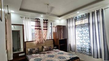 Deluxe Room | Rollaway beds, free WiFi, bed sheets