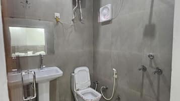 Deluxe Room | Bathroom | Shower, free toiletries, soap, shampoo