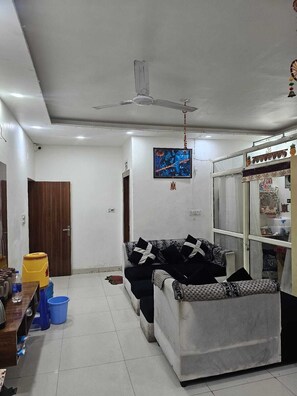 Living area - Jain Guest House (Mathura)