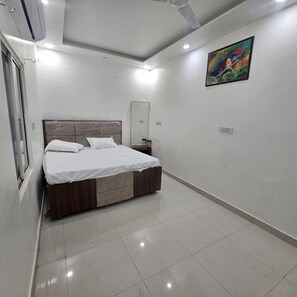 Deluxe Room | Free WiFi - Jain Guest House (Mathura)