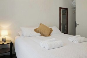 Iron/ironing board, WiFi, bed sheets - Toru - Amazing City Apartment near the Lakefront with King Bed (Rotorua)