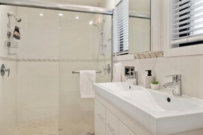 Shower, towels - Toru - Amazing City Apartment near the Lakefront with King Bed (Rotorua)