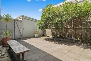 Terrace/patio - Toru - Amazing City Apartment near the Lakefront with King Bed (Rotorua)