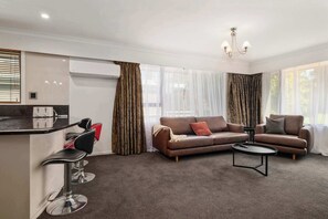 TV - Toru - Amazing City Apartment near the Lakefront with King Bed (Rotorua)