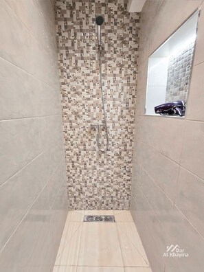 Haartrockner, Handtücher, Seife, Toilettenpapier
