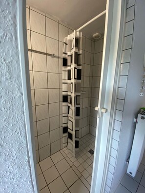 Een douche, een haardroger, toiletpapier