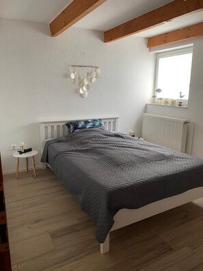 2 slaapkamers, een strijkplank/strijkijzer, beddengoed