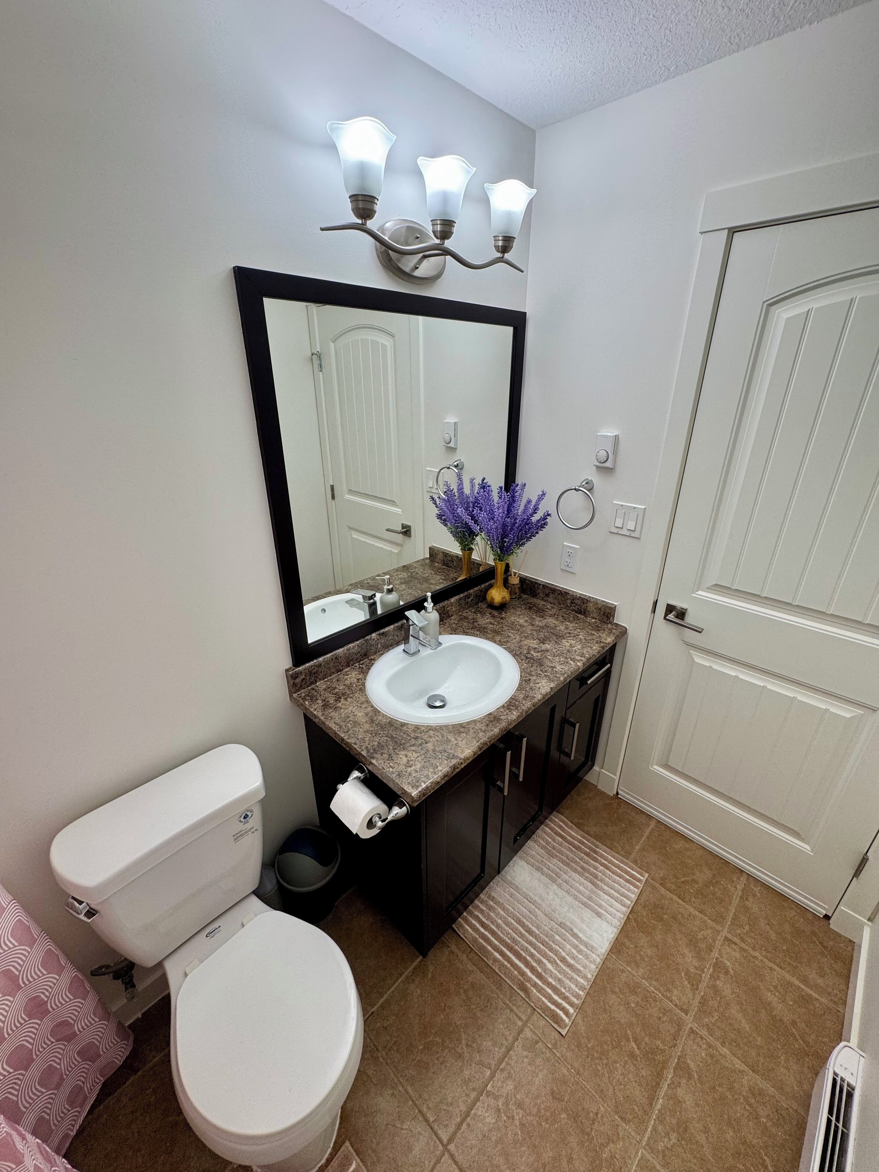 Sèche-cheveux, serviettes fournies, savon, shampoing