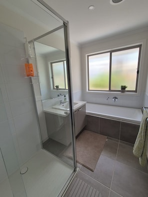 Douche, serviettes fournies, papier toilette