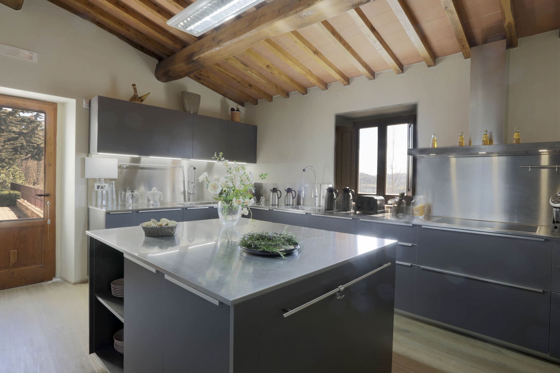 Kylskåp, mikrovågsugn, ugn och diskmaskin