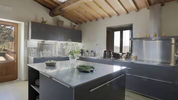 Kylskåp, mikrovågsugn, ugn och diskmaskin