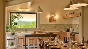 Réfrigérateur, micro-ondes, lave-vaisselle, cafetière/bouilloire