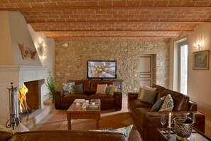 Fireplace - VILLA NOCCIOLETO_Podere Nocciolo - VILLA NOCCIOLETO (Montecatini Val di Cecina)
