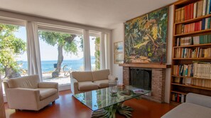 Interior - Villa in unique location by the sea. Airco, Splendid terrace with seaview. (Portoferraio)
