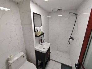 Suihku, hiustenkuivaaja, pyyhkeet, saippua