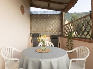 Outdoor dining - One-bedroom apartment n° 3 (Lacona)