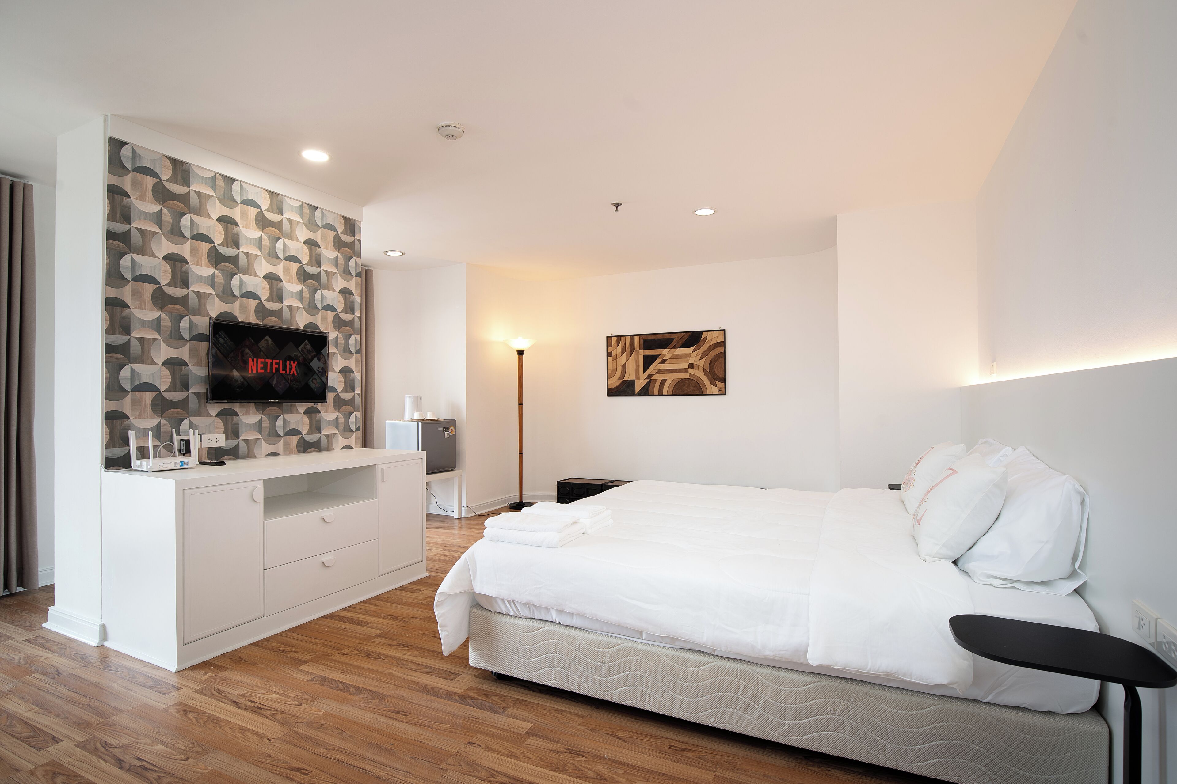 ベーシック ルーム キングベッド 1 台 シティビュー | セーフティボックス (室内)、アイロン / アイロン台、WiFi (無料)