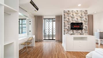 Basic Room, 1 King Bed, City View | Living area