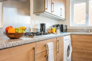 Frigorífico, microondas, horno y placa de cocina