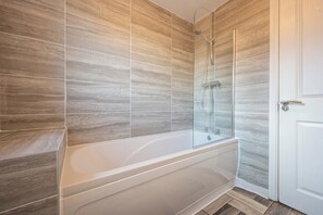 Shower, hair dryer, towels - Atlanta's Residence by Tŷ SA (Newport)