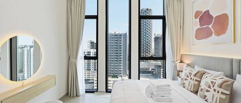 Tabla de planchar con plancha, wifi y ropa de cama