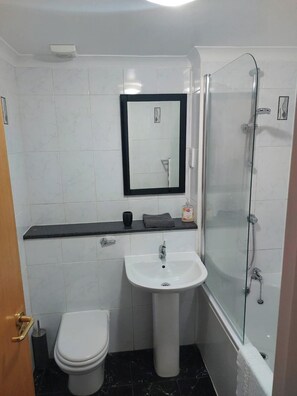 Combined shower/bathtub, deep-soaking bathtub, towels - Aberdeen City Escape Apartment (Aberdeen)