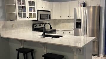 Micro-ondes, four, plaque de cuisson, lave-vaisselle