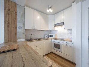 Fridge, microwave, oven, dishwasher - Cosy apartment with 2 bedrooms and sea view (Middelkerke)