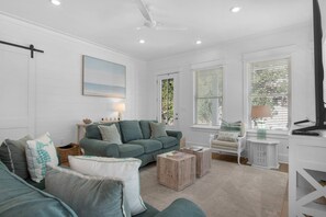 TV - 30A Private Pool Retreat/Sleeps 10/Minutes to Beach, Dining, and Shopping/Seaside at Spotted Dolphin (Santa Rosa Beach)