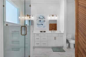 Douche, sèche-cheveux, serviettes fournies, savon