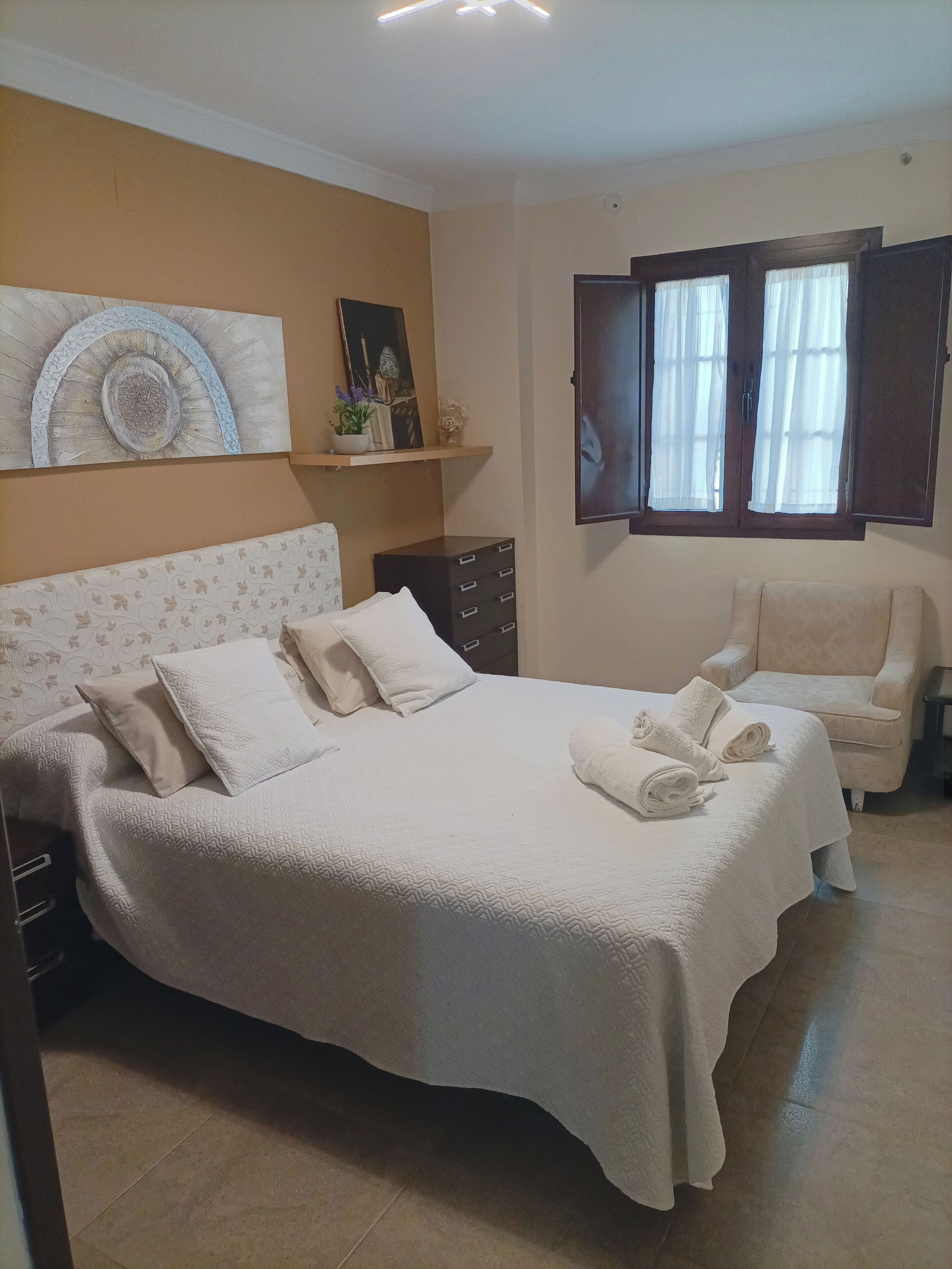 2 slaapkamers, een strijkplank/strijkijzer, gratis wifi, beddengoed