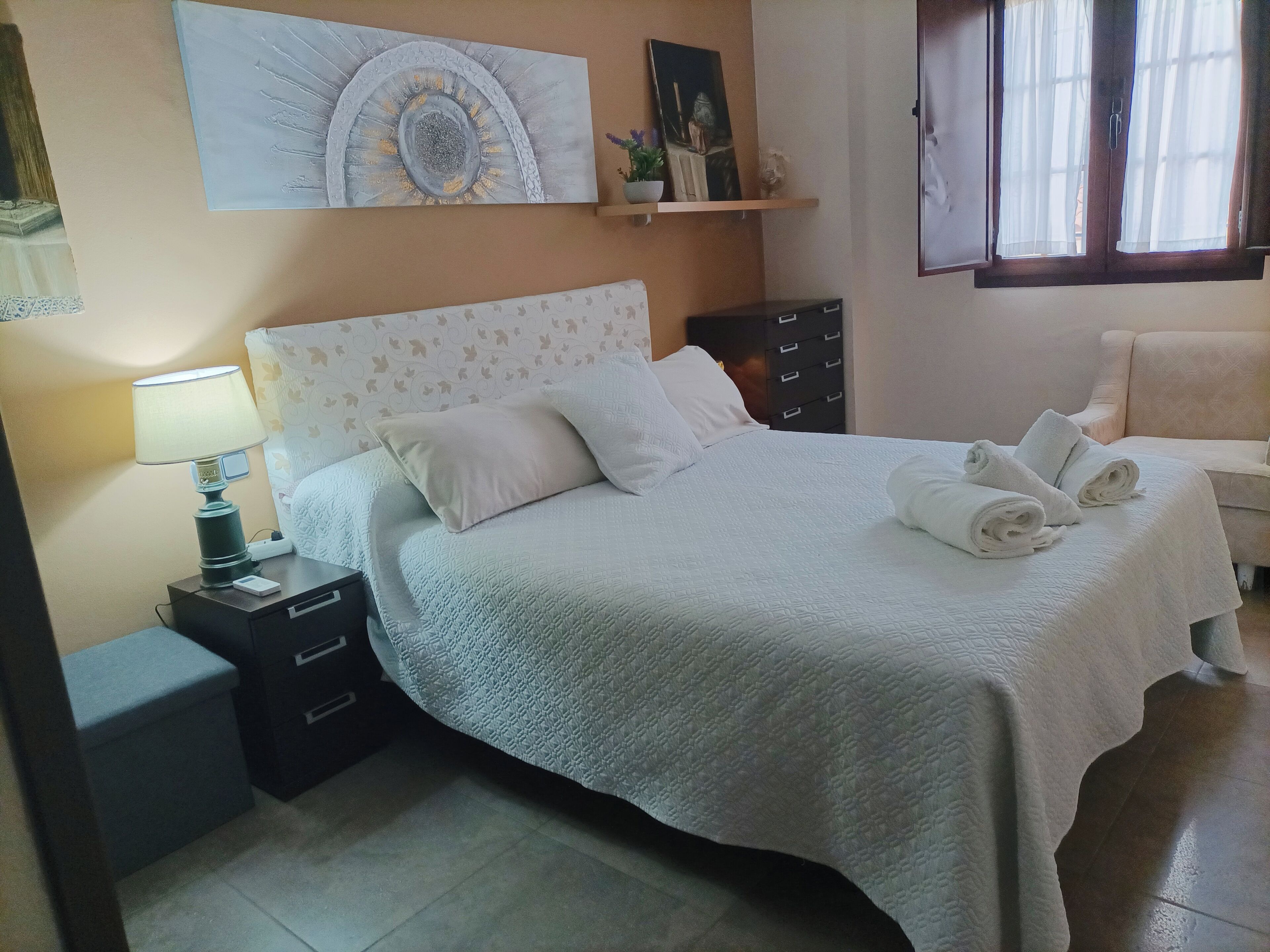 2 slaapkamers, een strijkplank/strijkijzer, internet, beddengoed