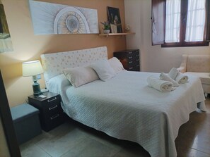 2 slaapkamers, een strijkplank/strijkijzer, internet, beddengoed