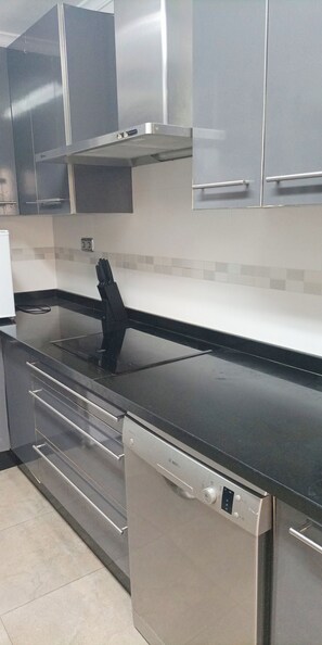 Een koelkast, een magnetron, een oven, een kookplaat