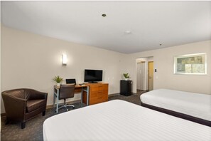 In-room safe, desk, laptop workspace, iron/ironing board - good nite inn (Fremont)