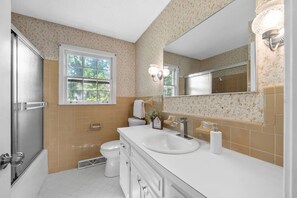 淋浴设施、吹风机、毛巾、肥皂