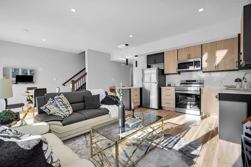 Cozy Room in a Modern Townhouse with private washroom