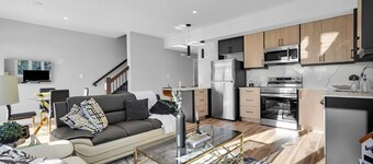 Cozy Room in a Modern Townhouse with private washroom