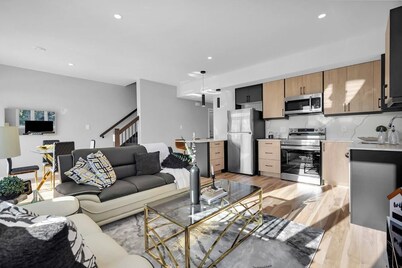 Cozy Room in a Modern Townhouse with private washroom