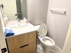 Secadora de cabello, toallas, jabón, papel de baño