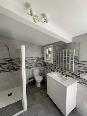 A modern bathroom with a shower, toilet, and sink. - 3-bedroom Super Cute House With Pool (Vejer de la Frontera)